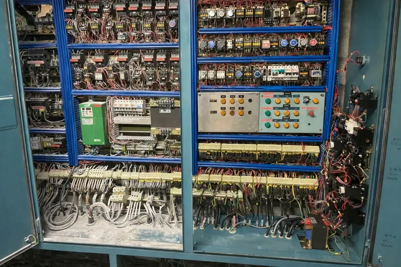 Dry ice cleaning of an electrical cabinet