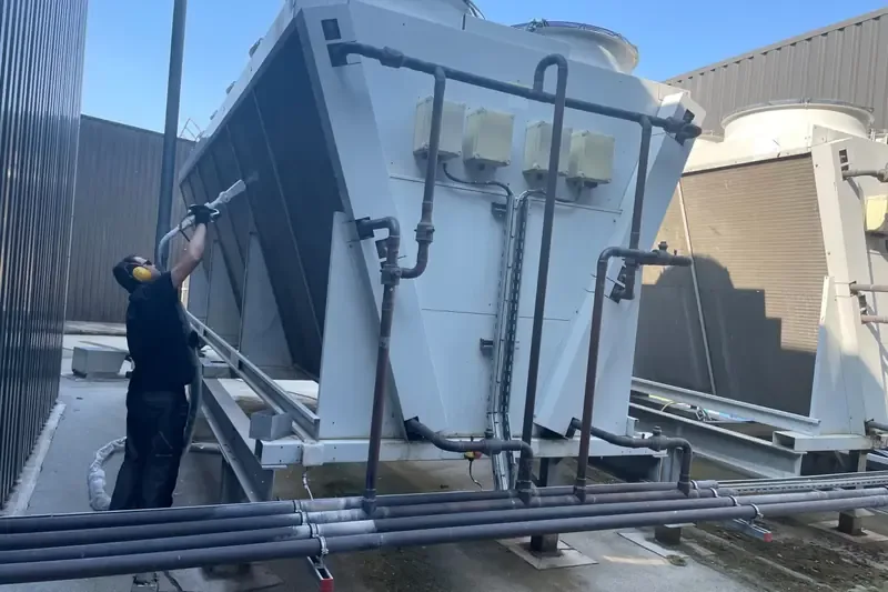 Dry ice cleaning of an industrial condenser