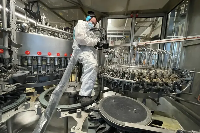 Dry ice cleaning of industrial machinery
